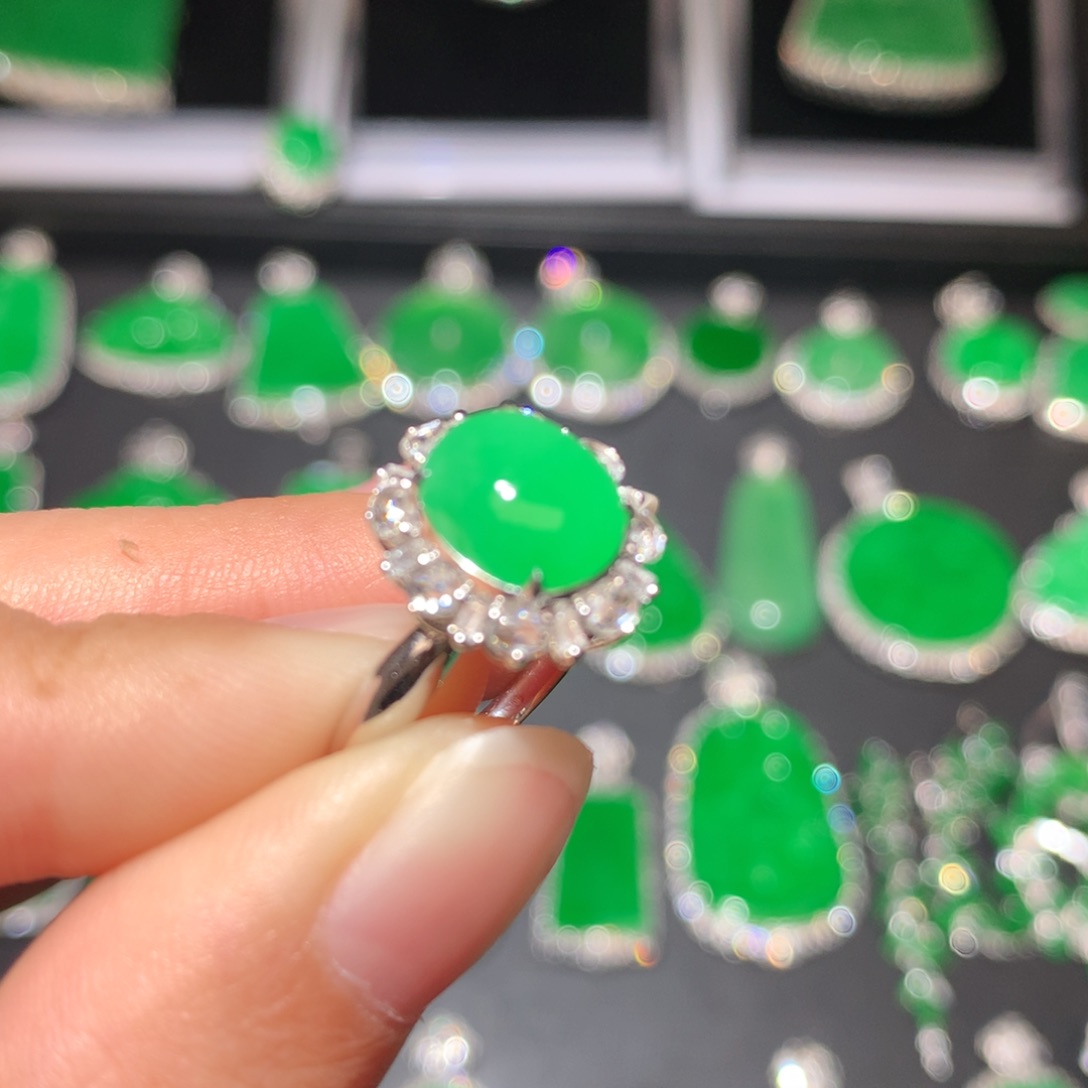 翡翠颈饰18K金镶嵌翡翠