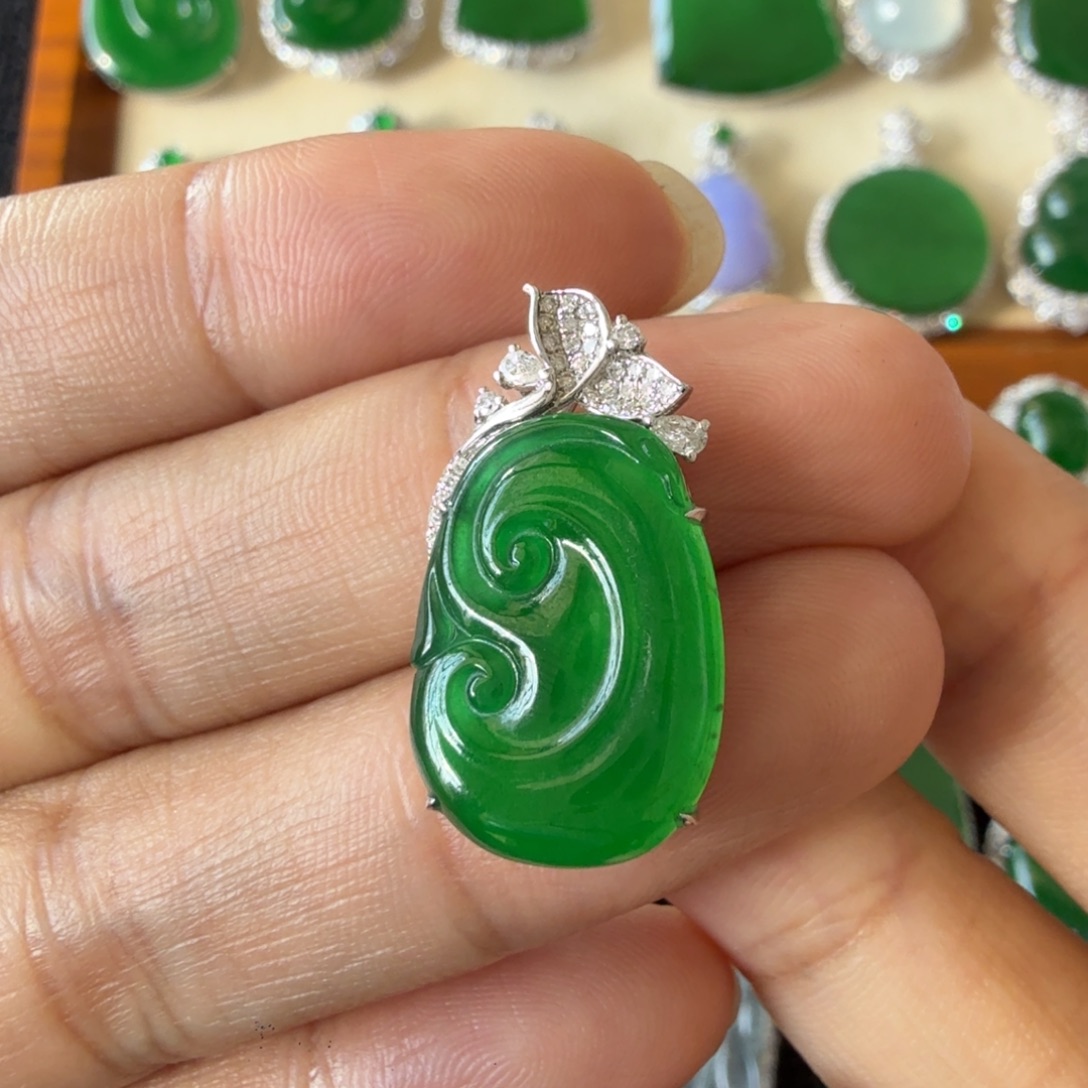 翡翠18K金镶嵌颈饰吊坠