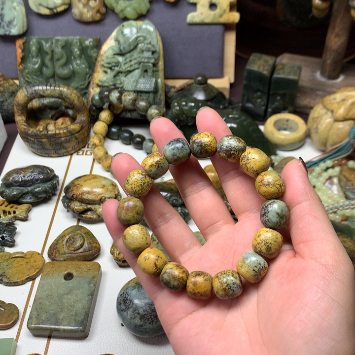 透闪石质玉未镶嵌颈饰