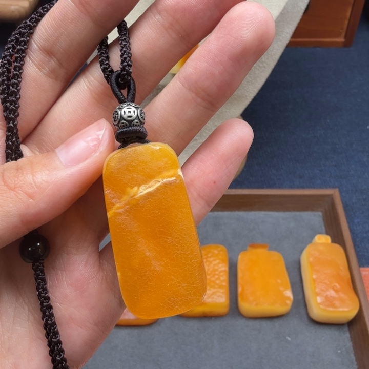 蜜蜡未镶嵌吊坠(赠链)