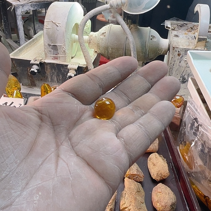 媺***的琥珀未镶嵌裸石天然琥珀
