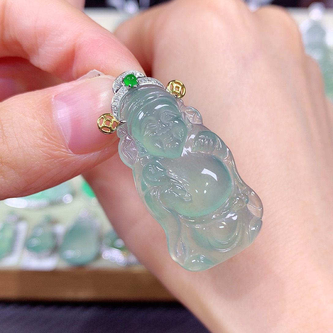 翡翠18K金镶嵌颈饰财神爷