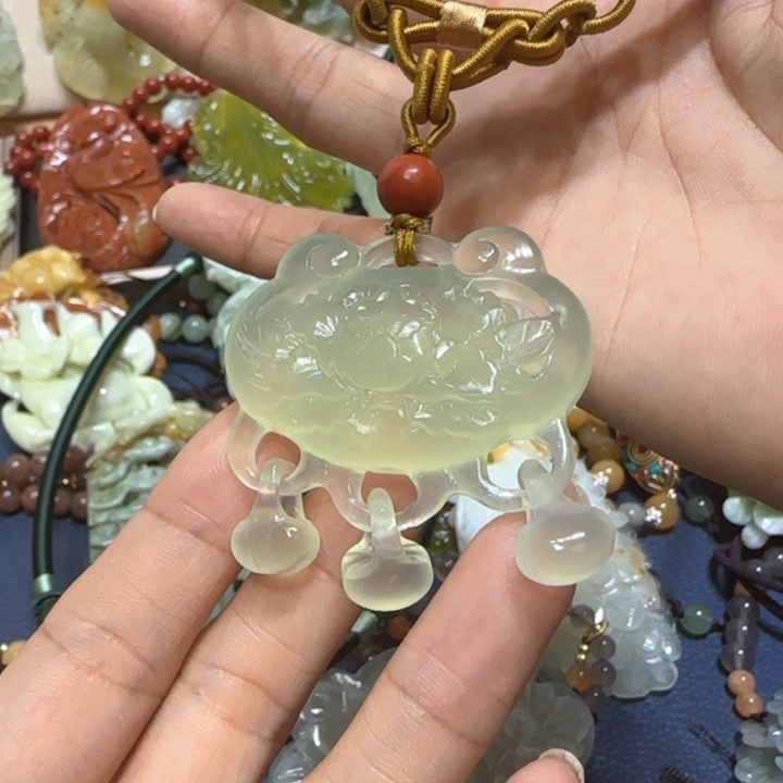 蛇纹石玉吊坠未镶嵌
