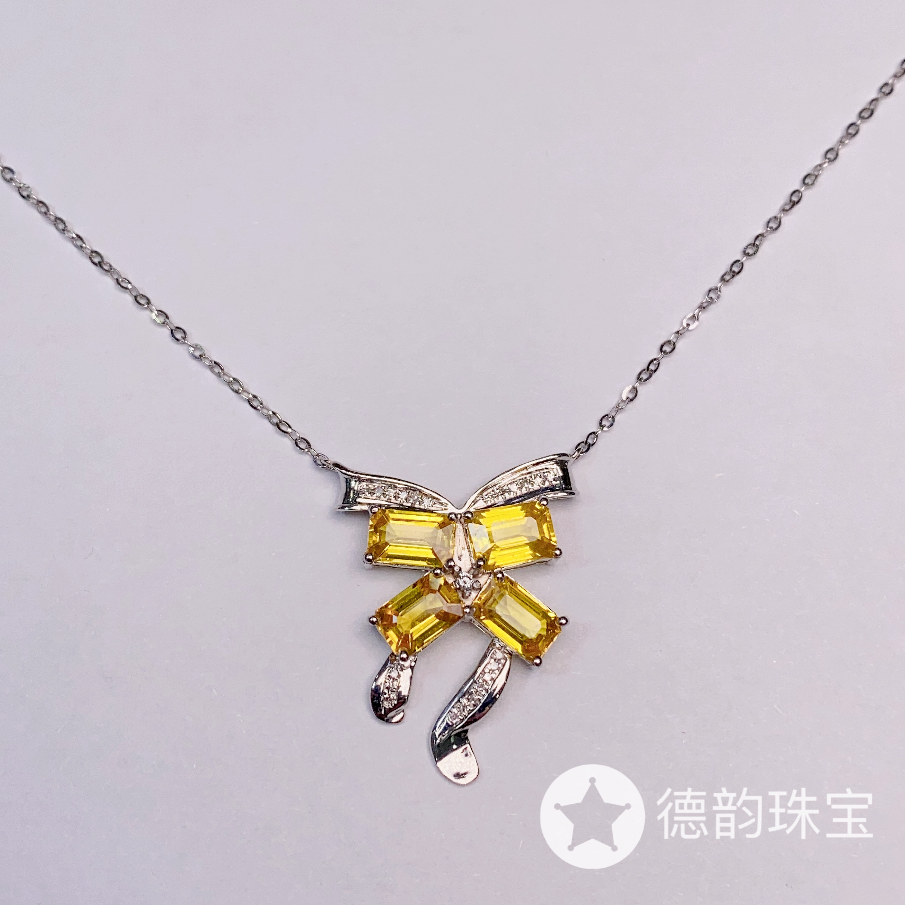 18K金镶嵌蓝宝石项链