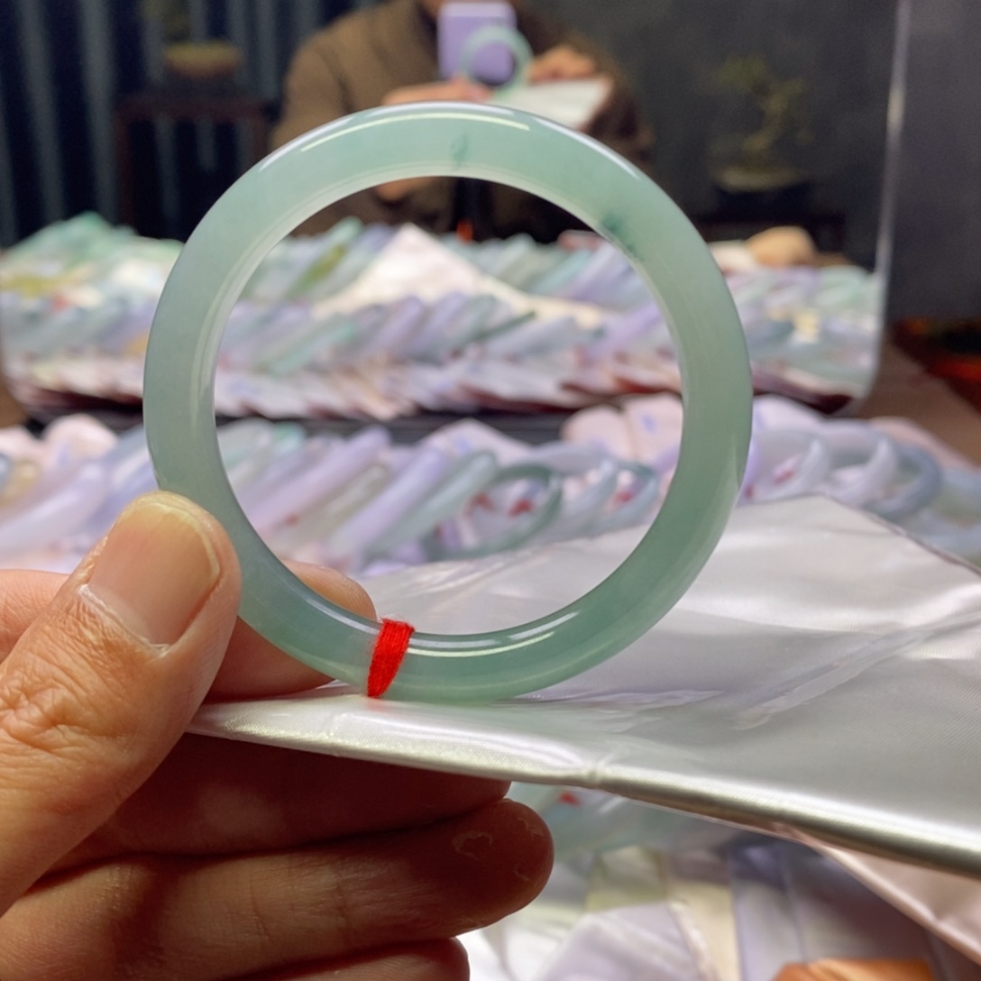 翡翠手镯未镶嵌冰绿