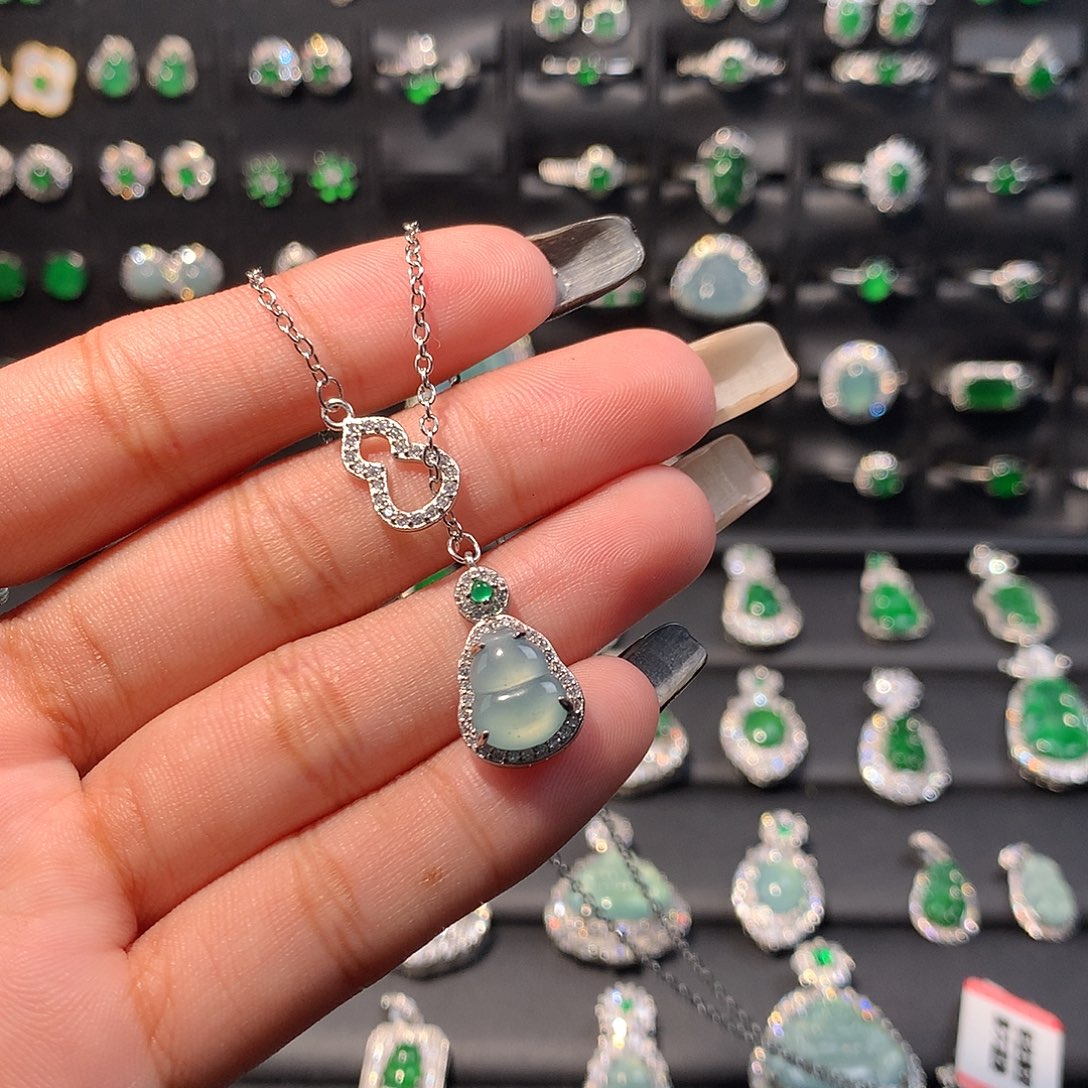 翡翠未镶嵌项链葫芦