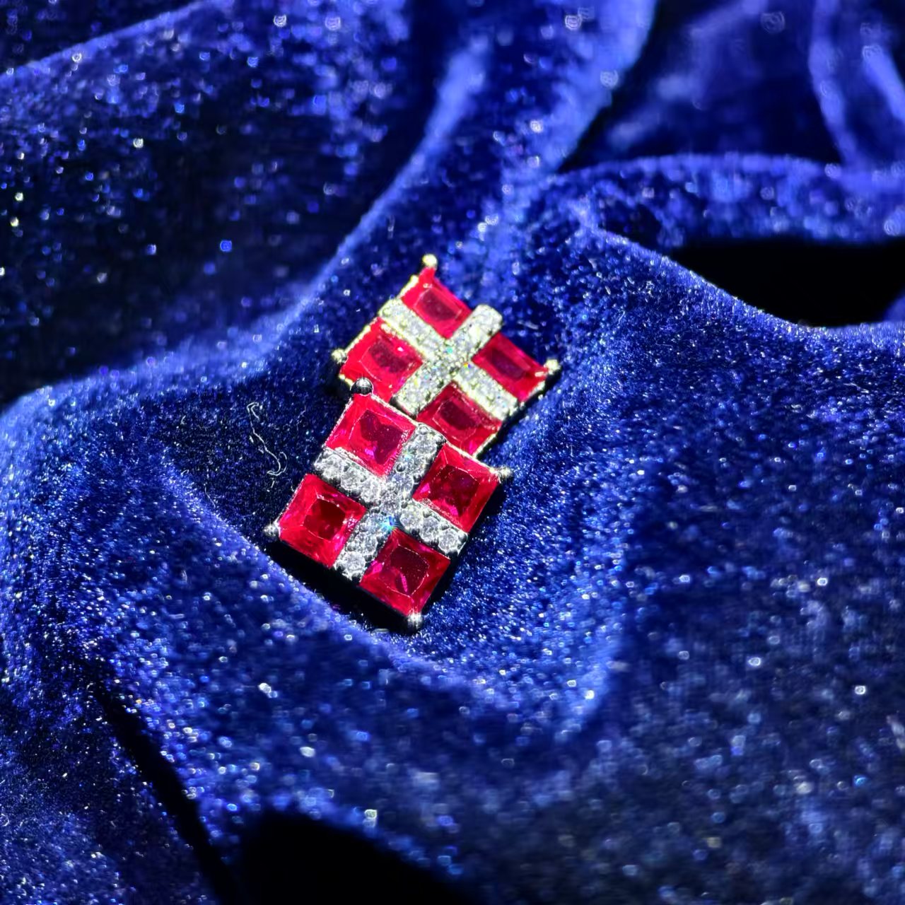 《千年甄选》中.缅C1-7小方糖红宝宝耳钉