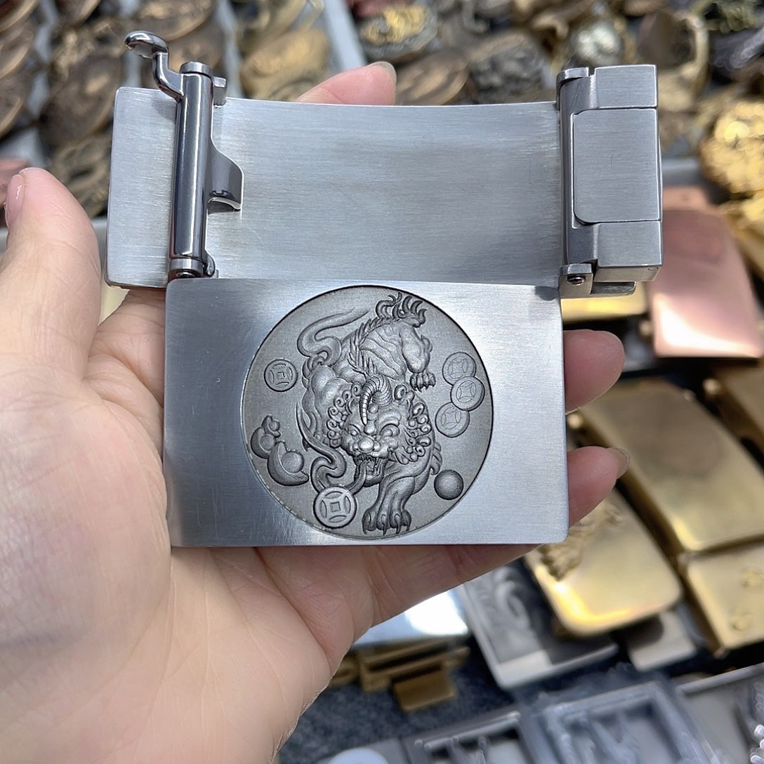 不锈钢自动扣10公分中间雕刻貔貅，两边福字
