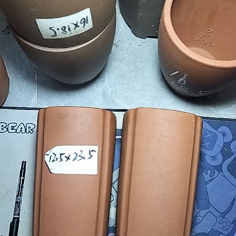 红泥四方签筒两个花盆