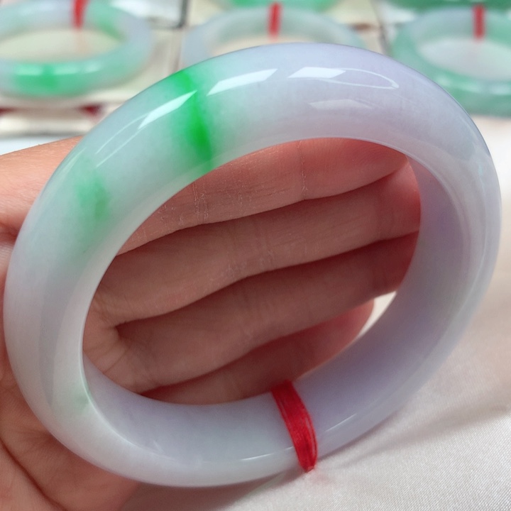 翡翠手镯未镶嵌春彩阳绿