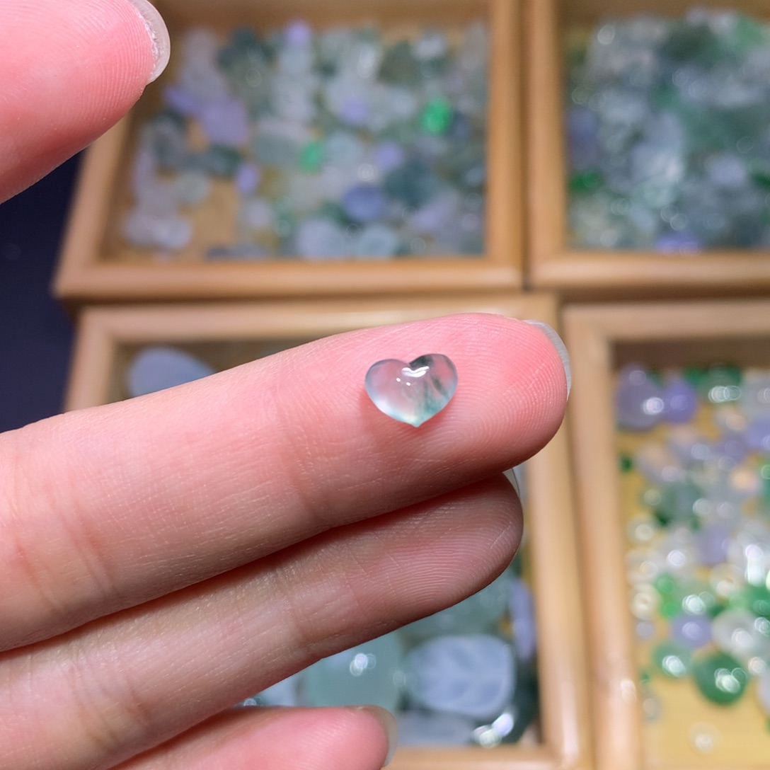 翡翠未镶嵌颈饰爱心