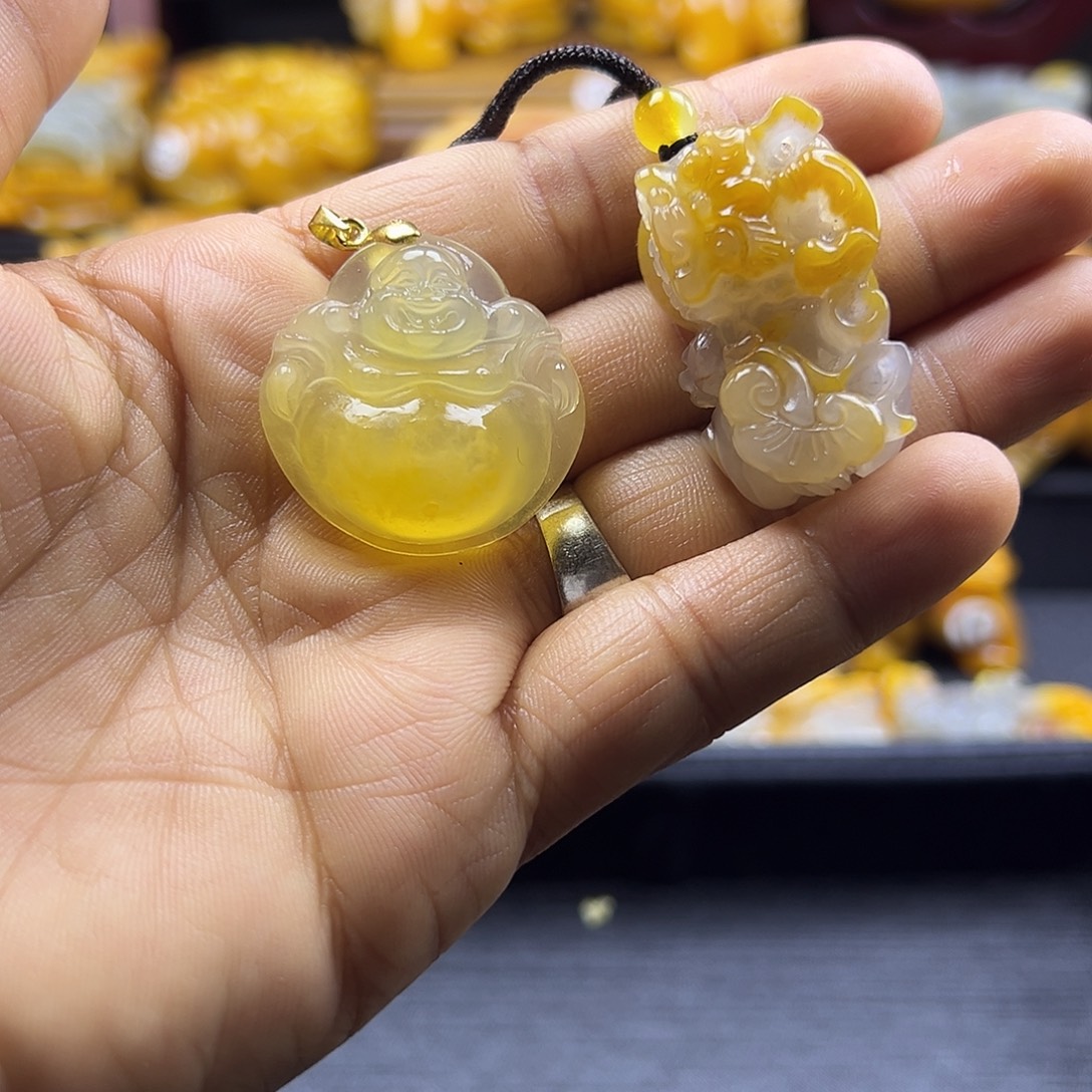 星***海石英质玉（黄龙玉）未镶嵌颈饰