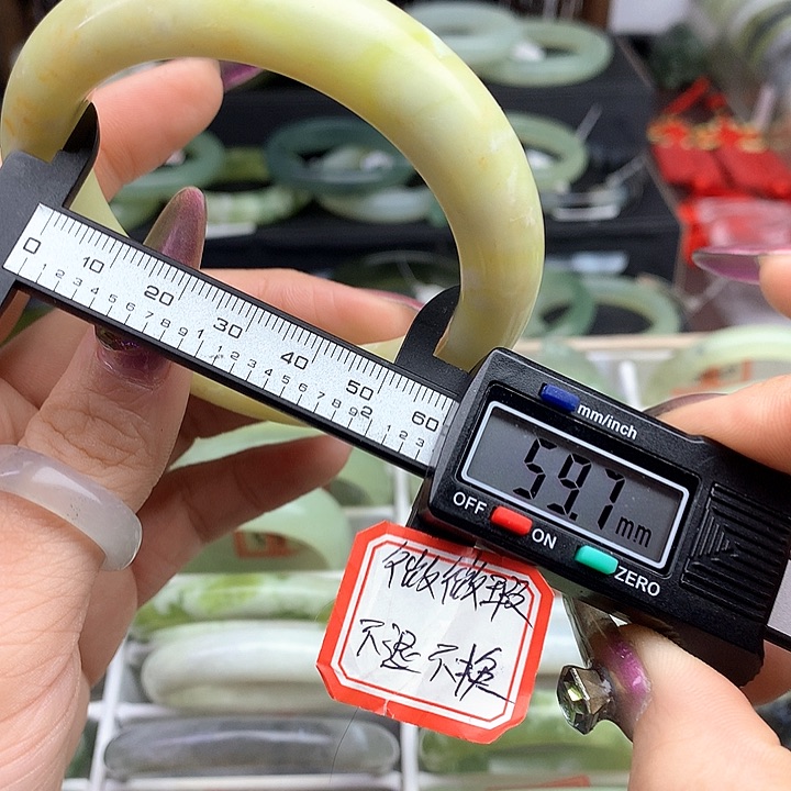 蛇纹石玉手镯未镶嵌540