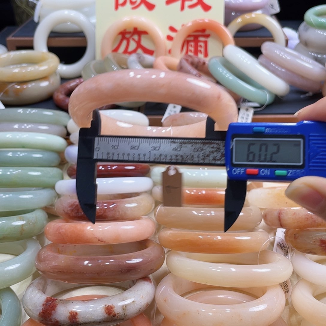 未镶嵌手镯石英岩玉