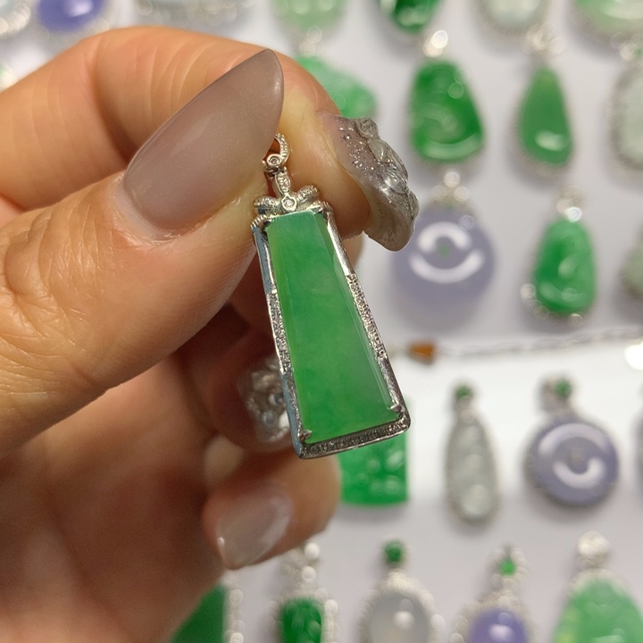 【闪购商品】翡翠颈饰18K金镶嵌吊坠