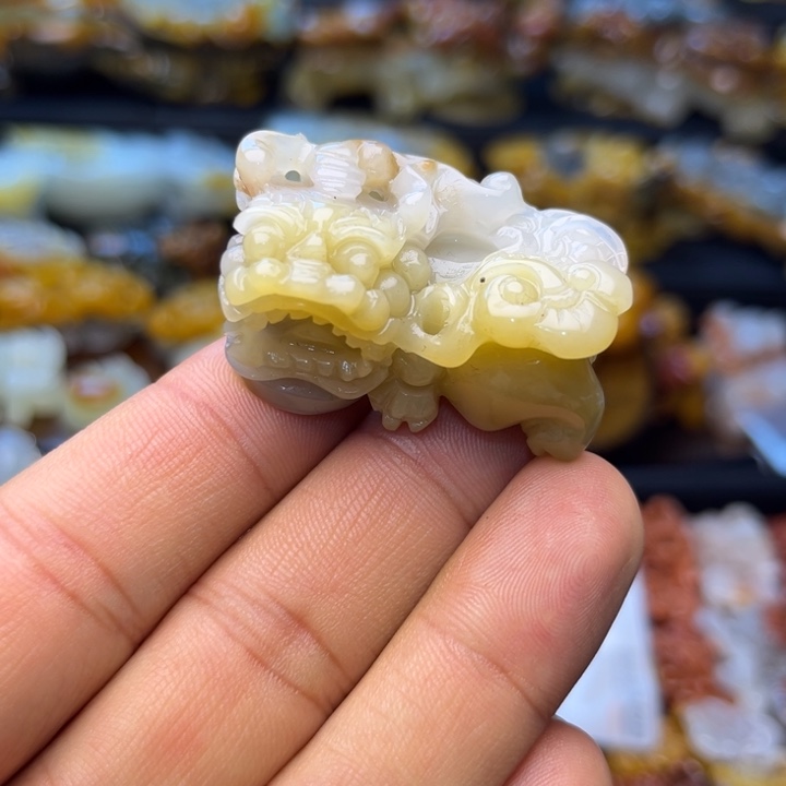石英质玉（黄龙玉）未镶嵌颈饰