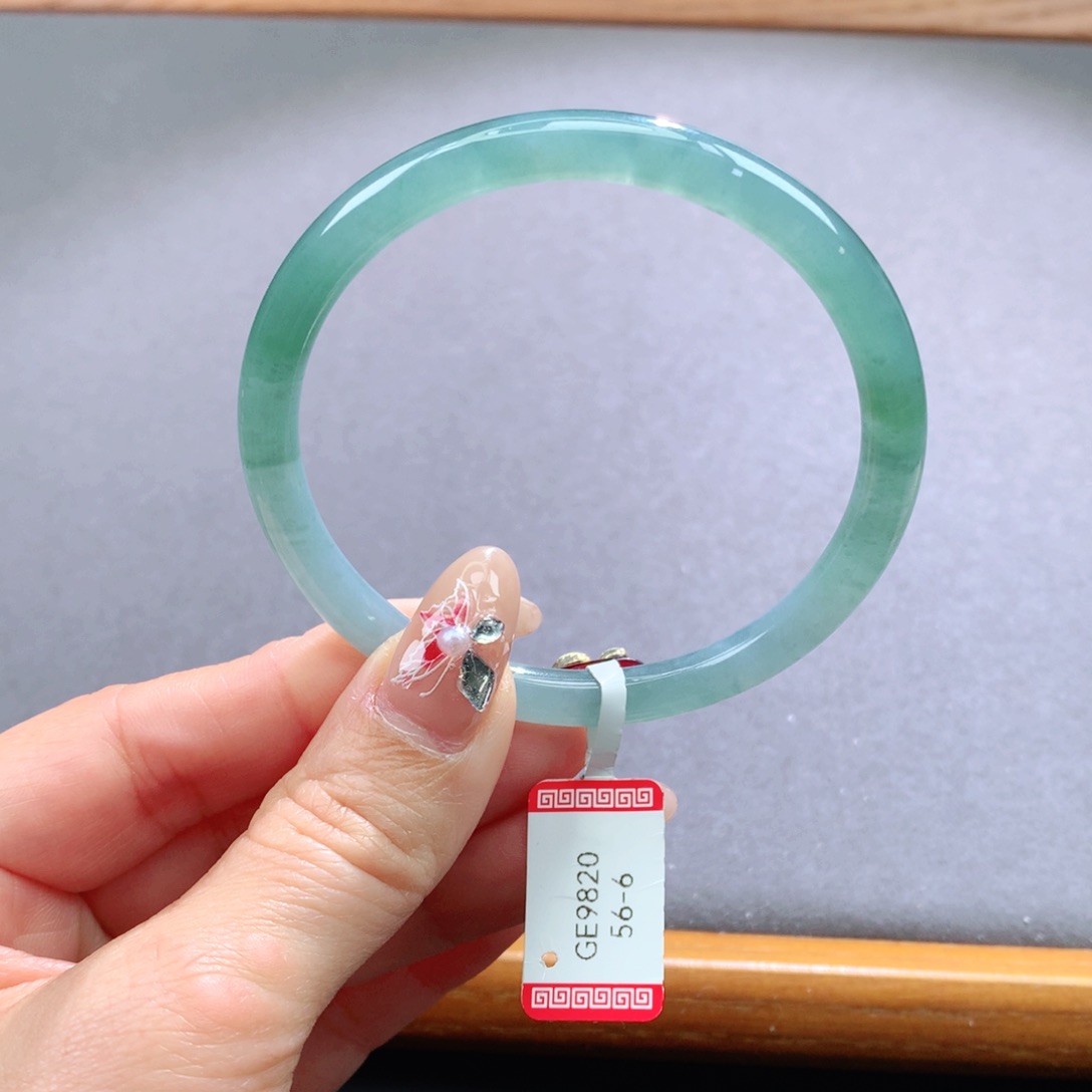 翡翠手镯未镶嵌天然翡翠手镯