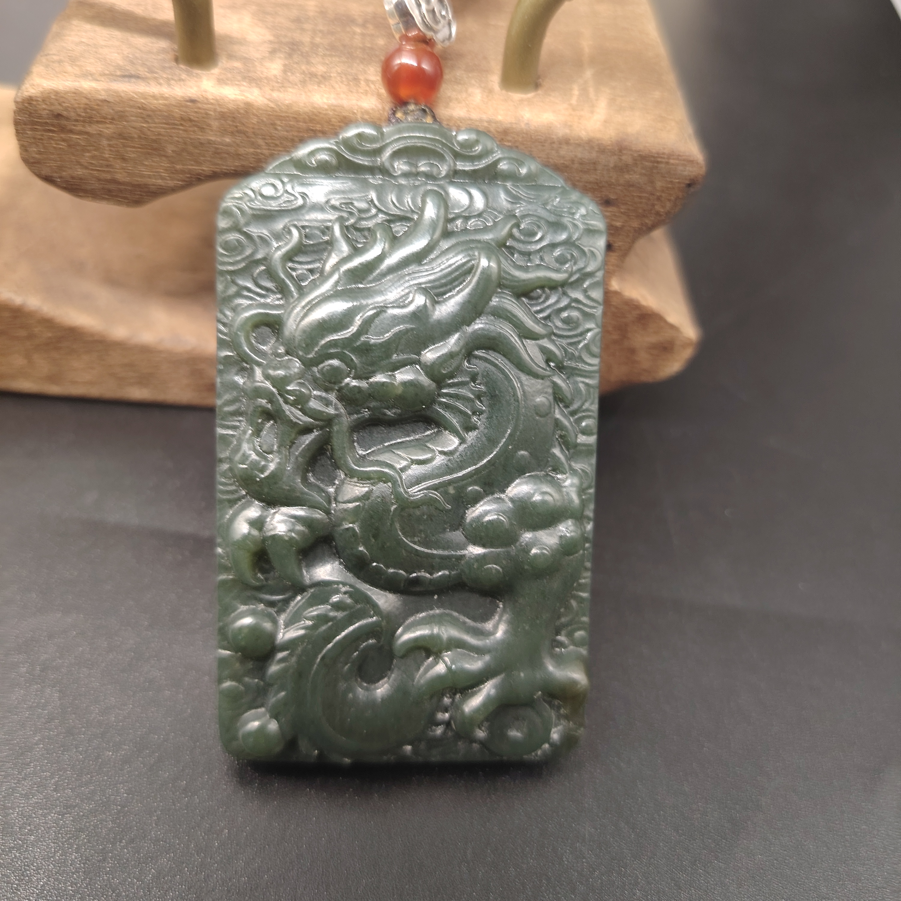 大师推荐天然和田玉青玉打磨龙牌吊坠