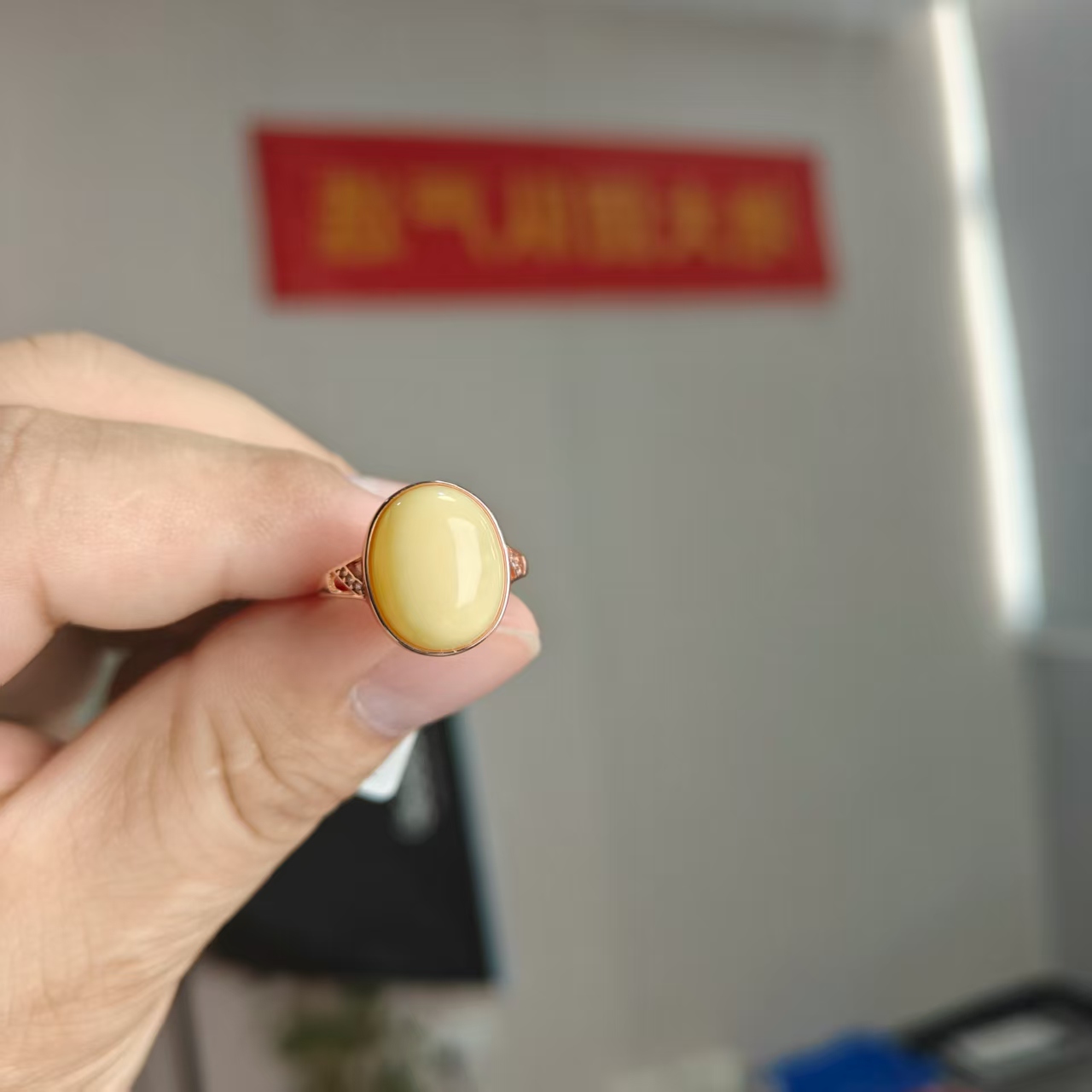 约11mm俄料鸡油黄白花蜜蜡开口戒指(S925银镀玫瑰金）