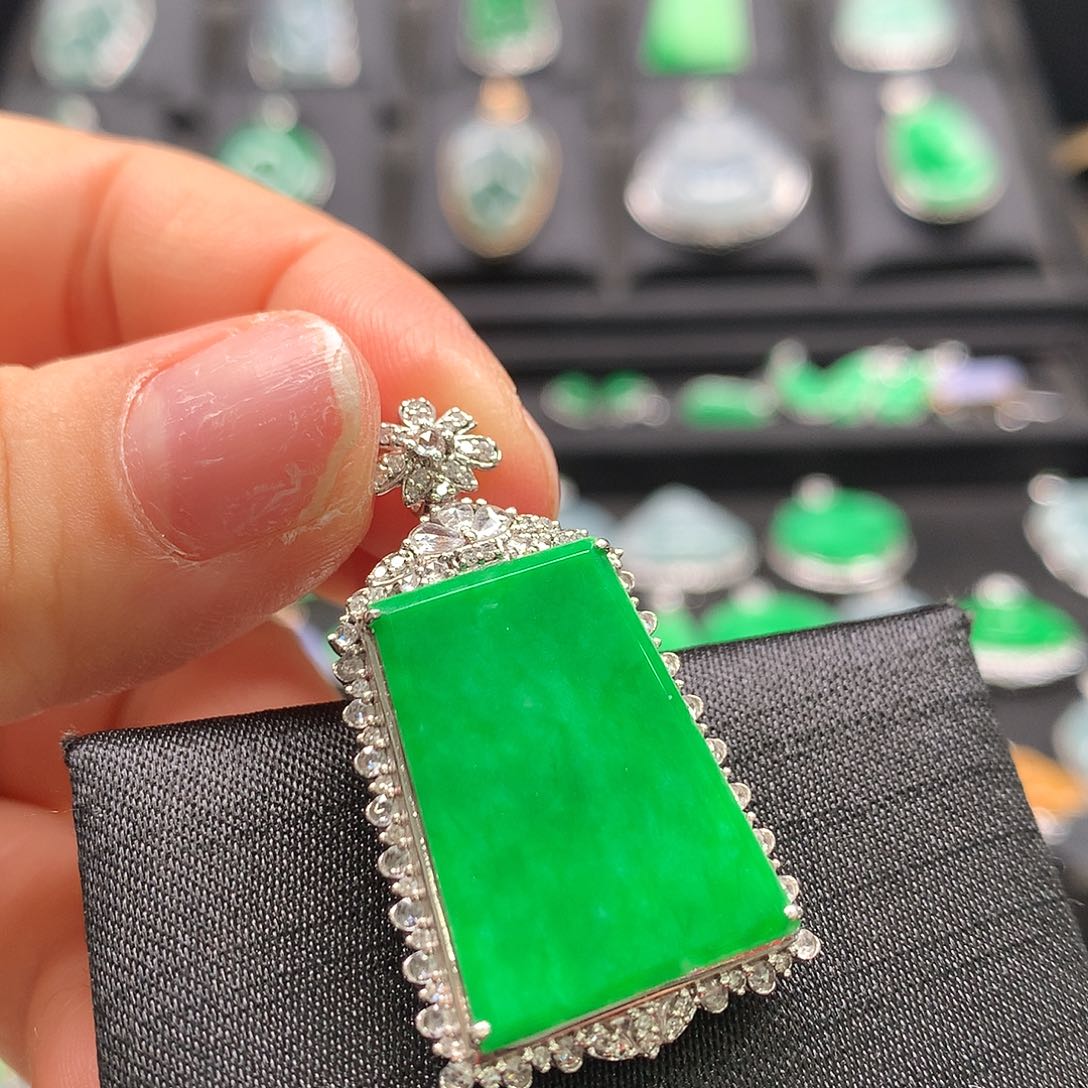 翡翠18K金镶嵌颈饰无事牌