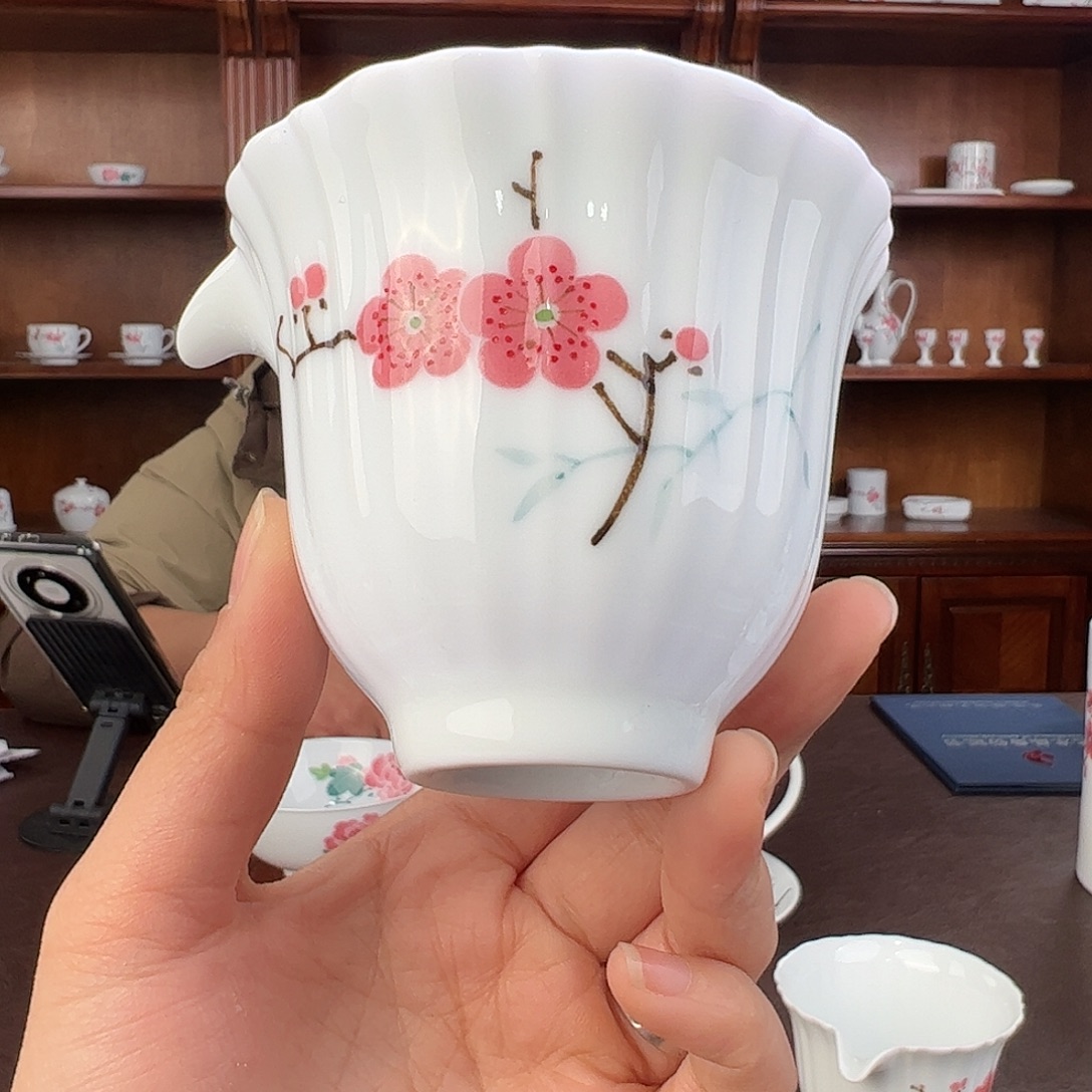 瓷翠竹红梅菊瓣公道杯，微瑕