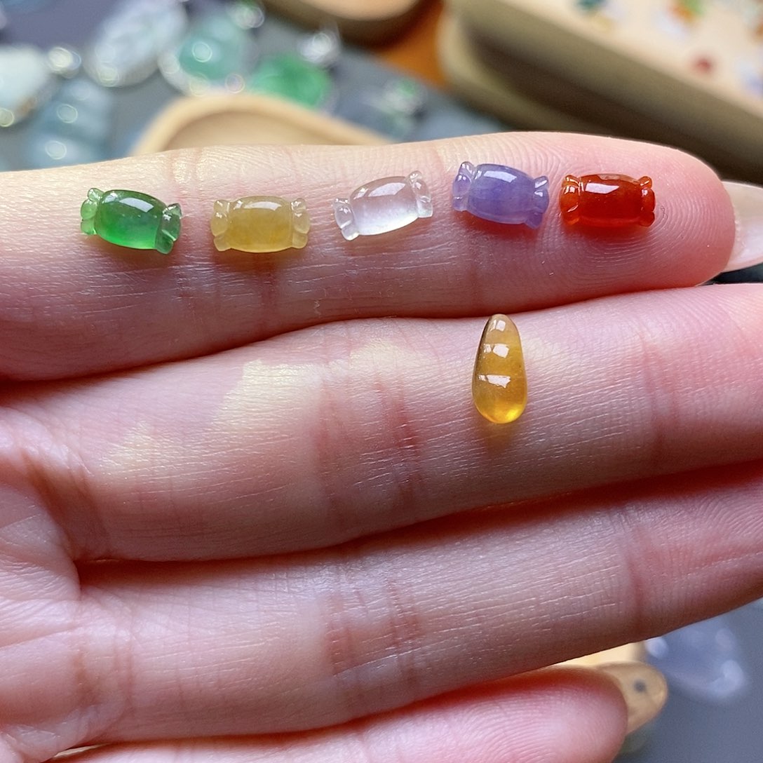 翡翠颈饰未镶嵌英*?翡翠