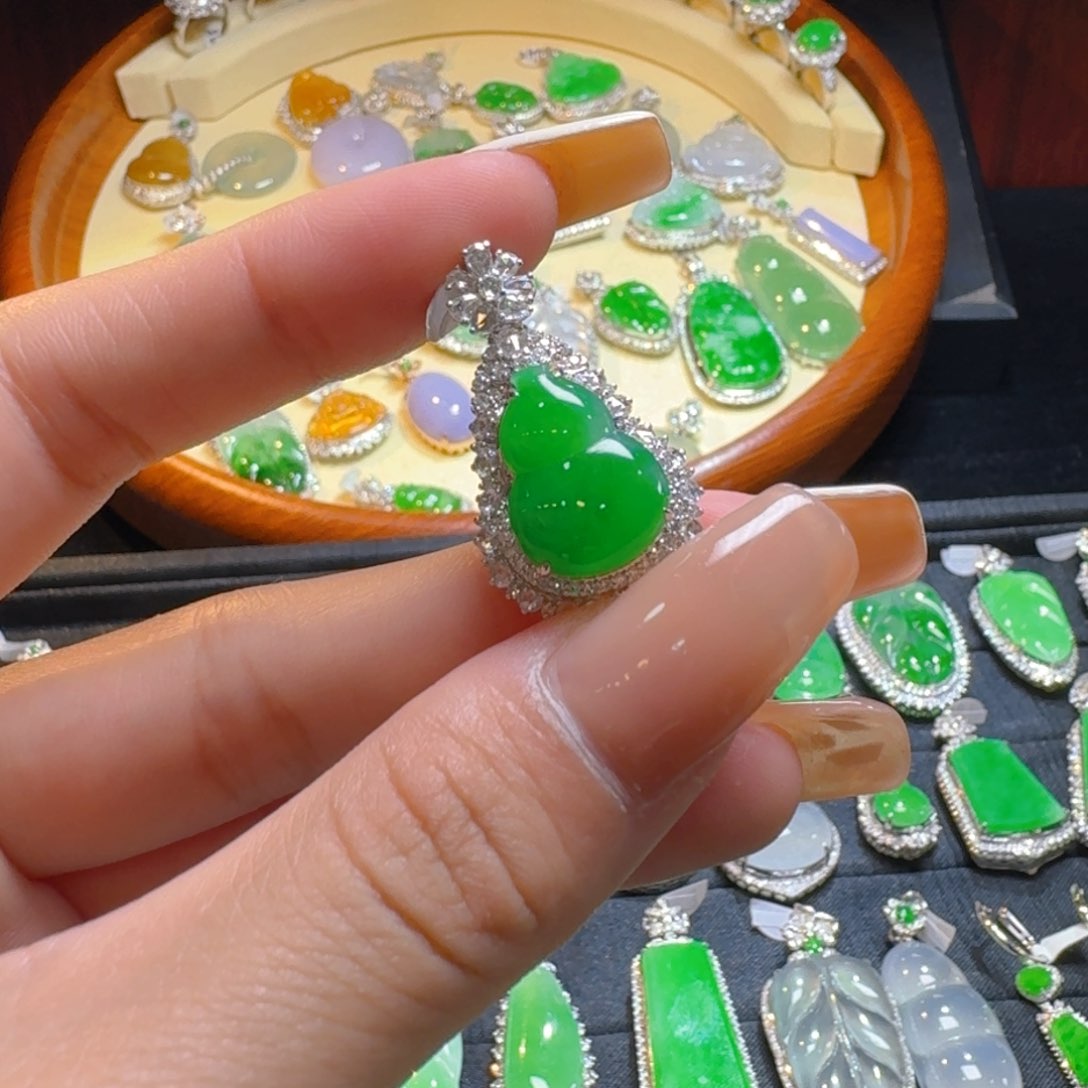 翡翠18K金镶嵌颈饰葫芦吊坠