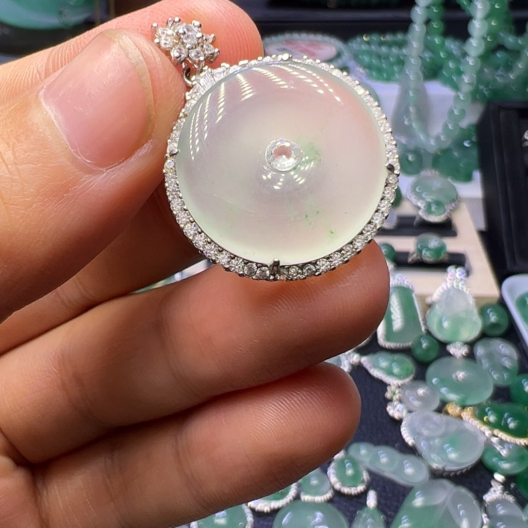 纤***寻石英质玉（非洲翠）未镶嵌颈饰