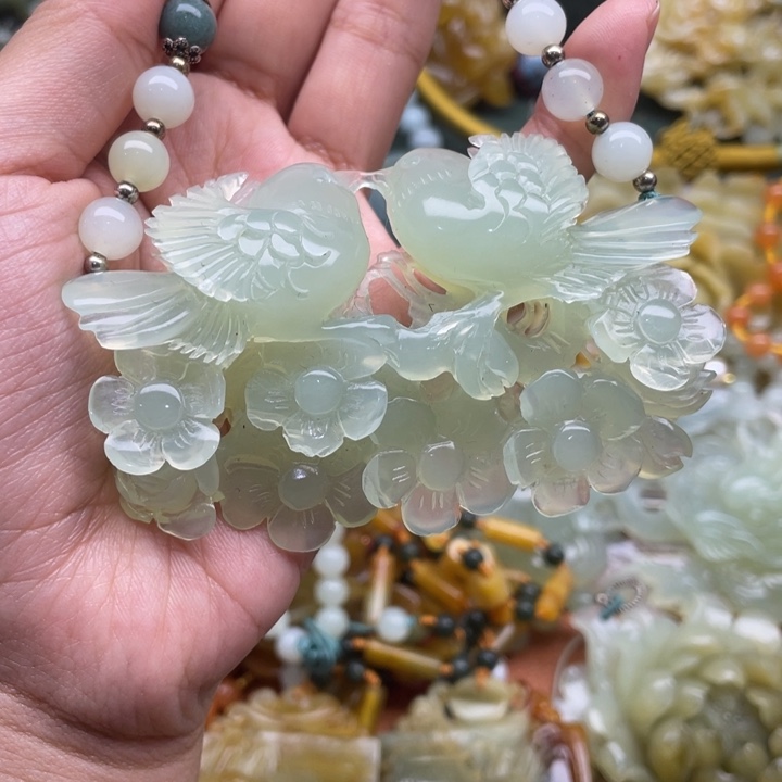 蛇纹石玉吊坠合金