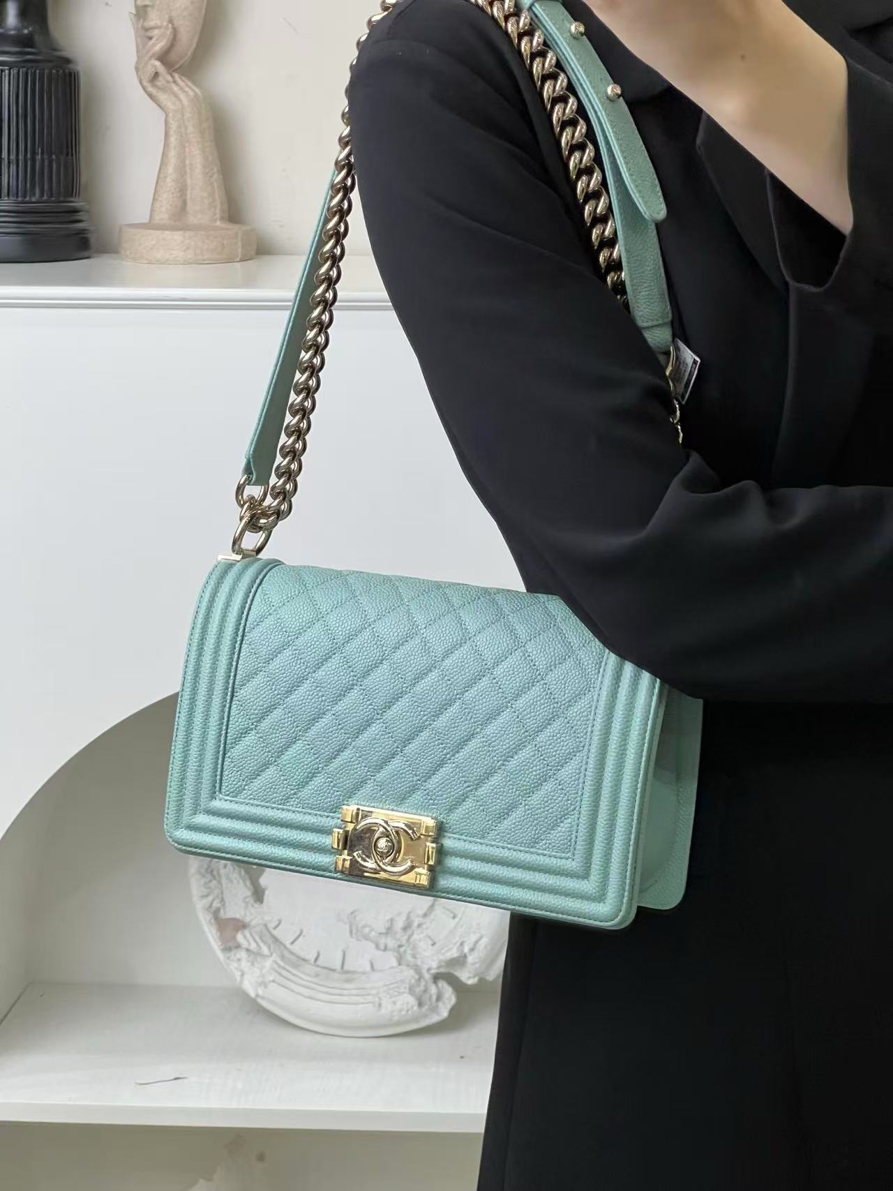 99新 Chanel/香奈儿 leboy中号蓝绿色金扣荔枝牛斜挎包/甄选