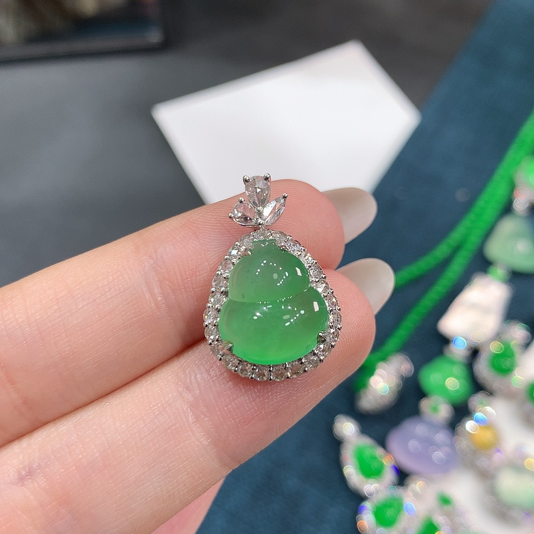 翡翠18K金镶嵌颈饰木那小高冰甜绿葫芦 48小时鉴赏期