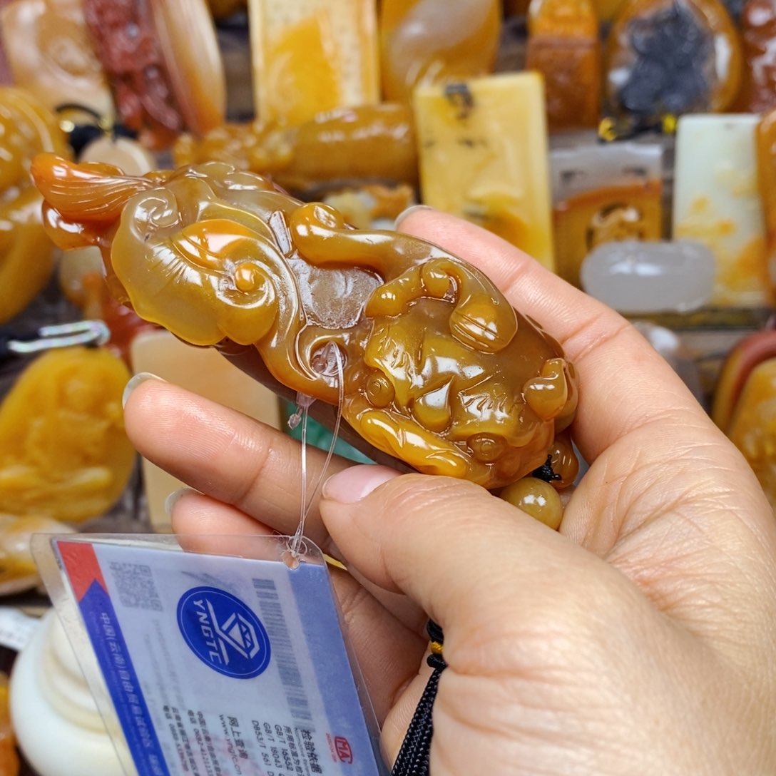 石英质玉（黄龙玉）颈饰未镶嵌