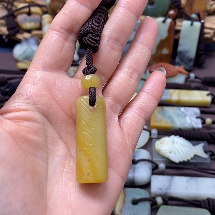 蛇纹石玉未镶嵌颈饰