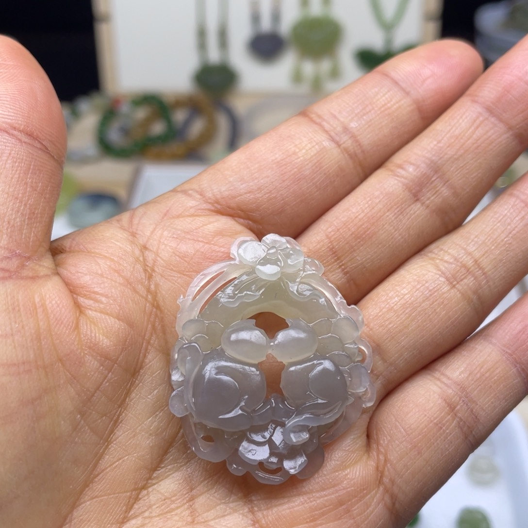 妙***.和田玉未镶嵌颈饰