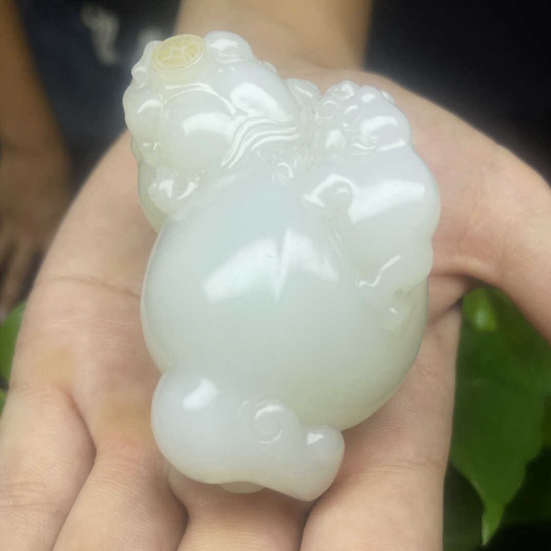 天然和田玉白玉貔貅纳福挂件精美玉石饰品手把件