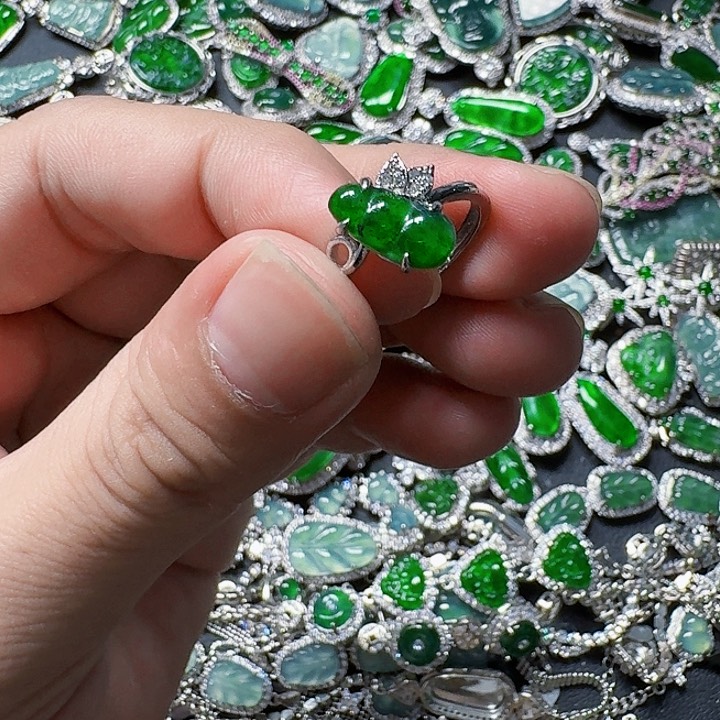 翡翠颈饰未镶嵌天然A货翡翠放漏