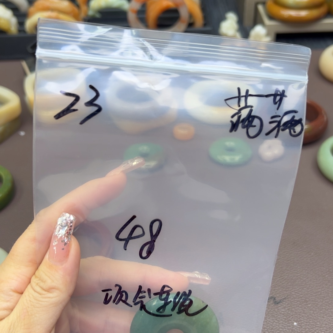 石英质玉手镯未镶嵌满****好