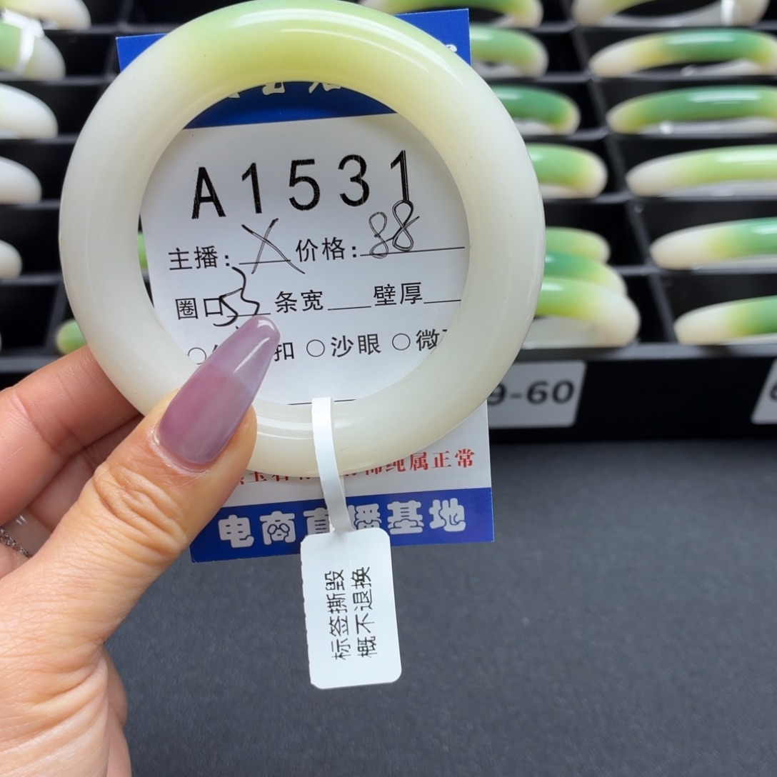 苏****石英岩玉未镶嵌手镯