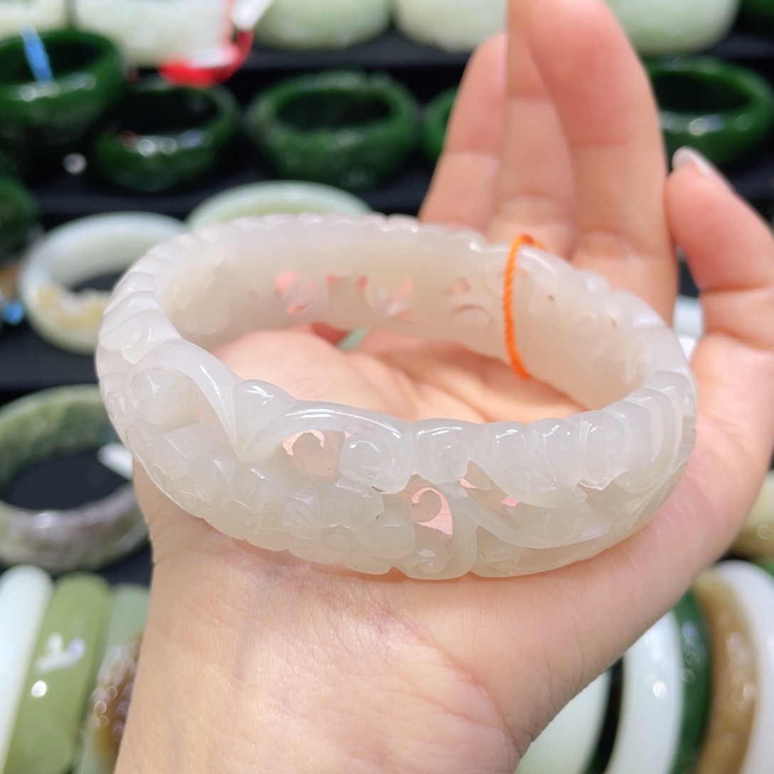 未镶嵌手镯和田玉20。  圈口62+