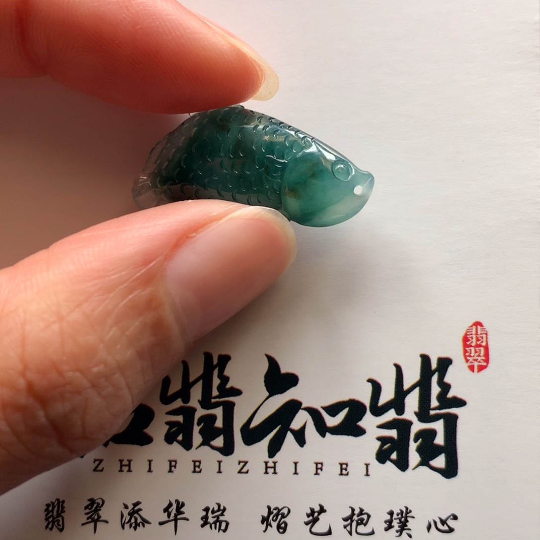 翡翠颈饰未镶嵌年年有鱼吊坠