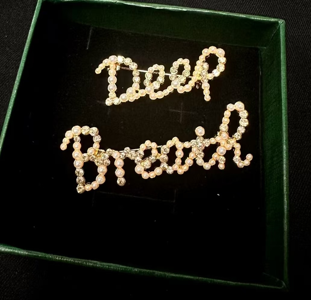 铜合金胸针 季阿玛施新颖2025新款英文深呼吸胸针配饰衣服饰品