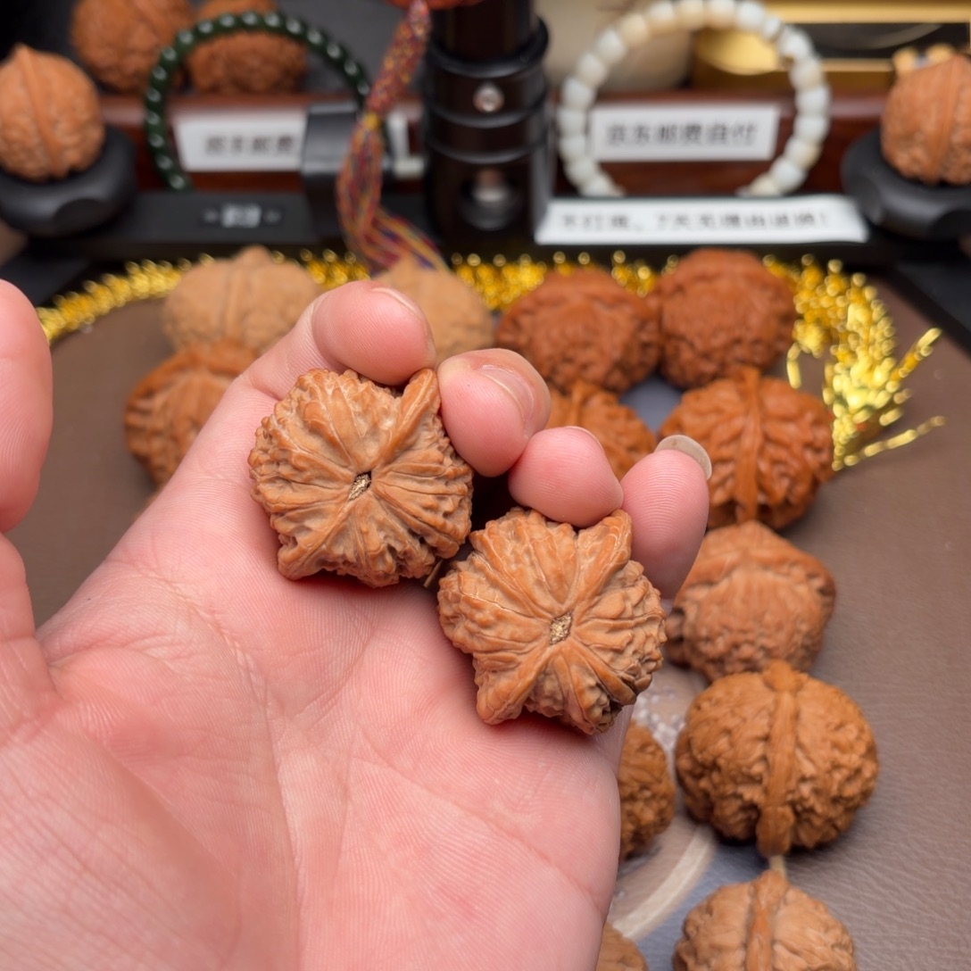 文玩核桃把件血麒麟狮子头