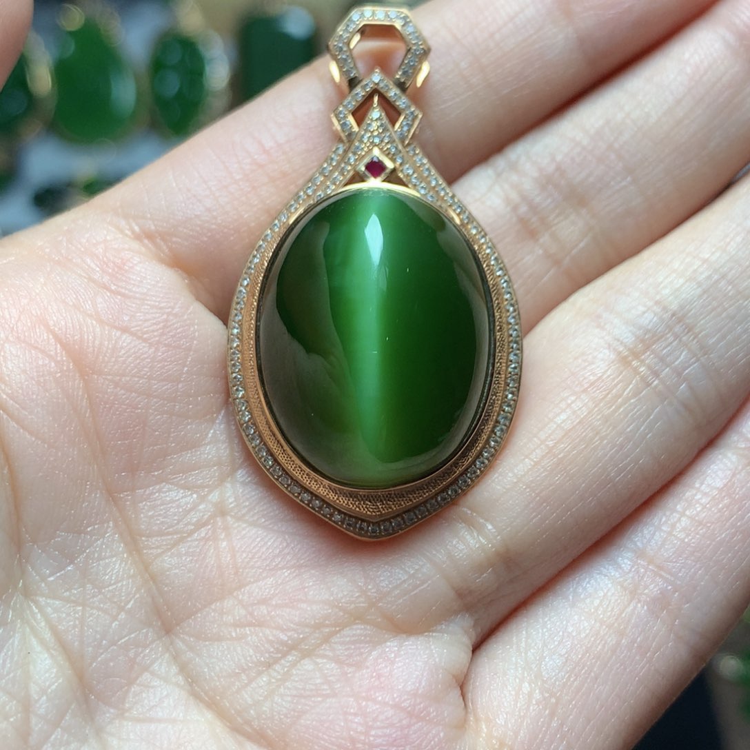 和田玉挂件18K金镶嵌淡**雅