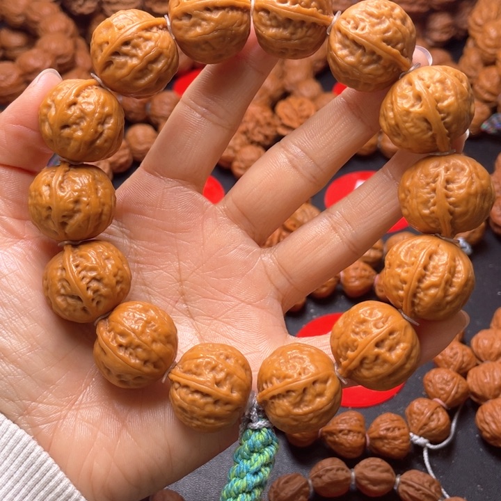 文玩核桃吊坠富甲一方