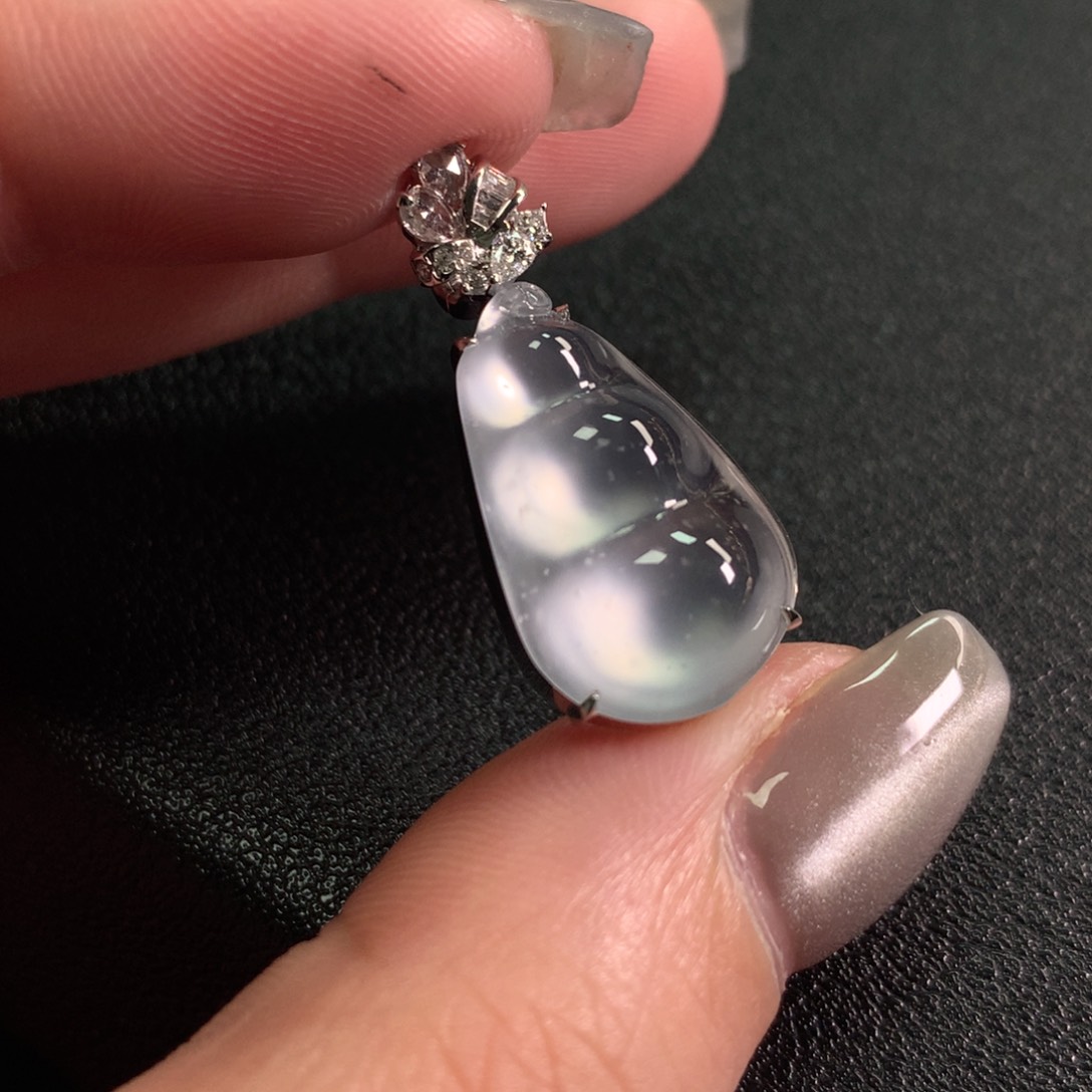 翡翠18K金镶嵌颈饰吊坠