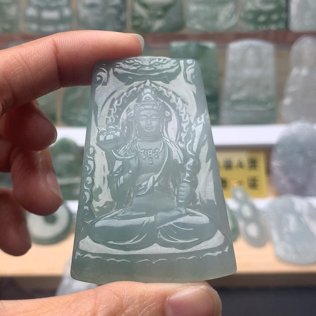 哥***你翡翠未镶嵌颈饰虚空藏