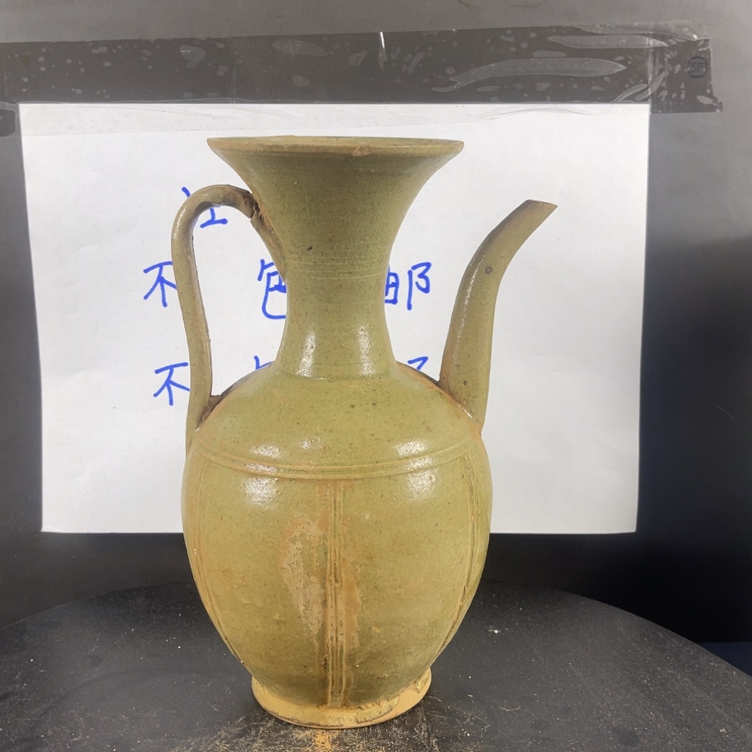 罐漂亮的小瓷器和精致