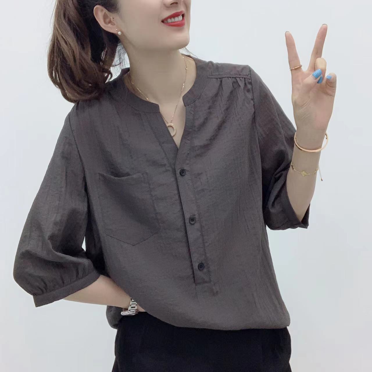 2025新款小V领三粒扣宽松显瘦中长款半袖衫