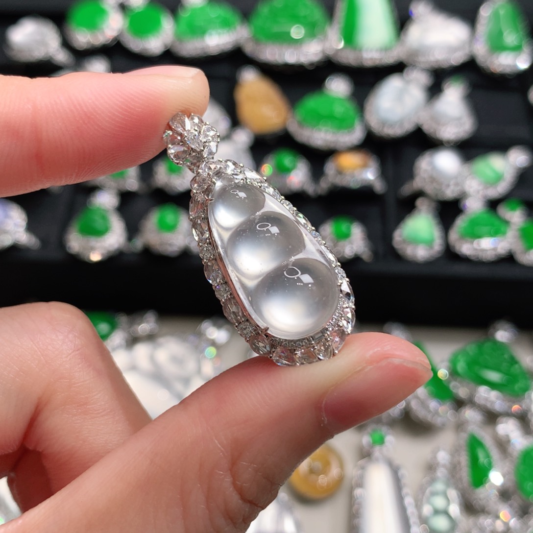 颈饰18K金镶嵌翡翠福豆