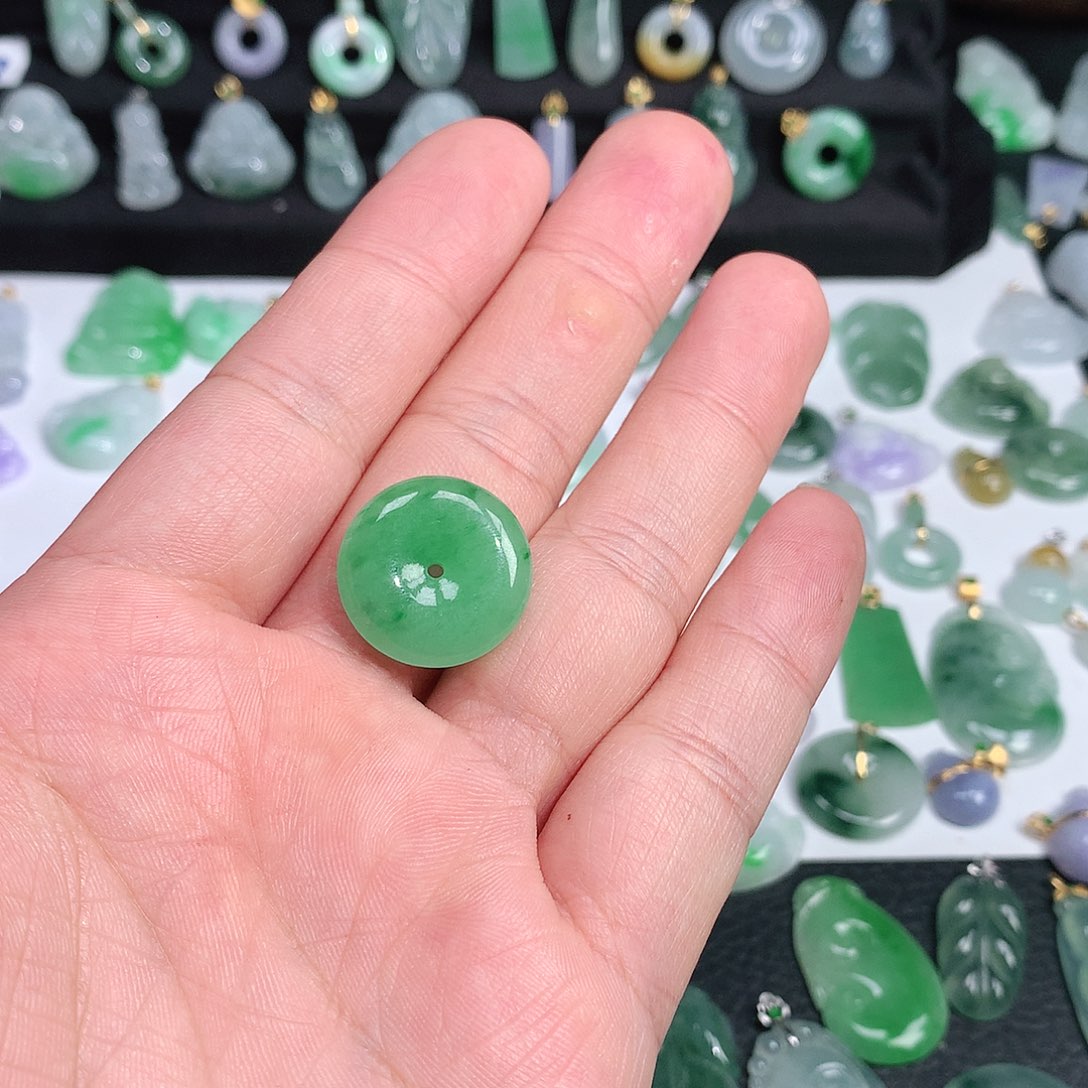 翡翠颈饰未镶嵌翡翠